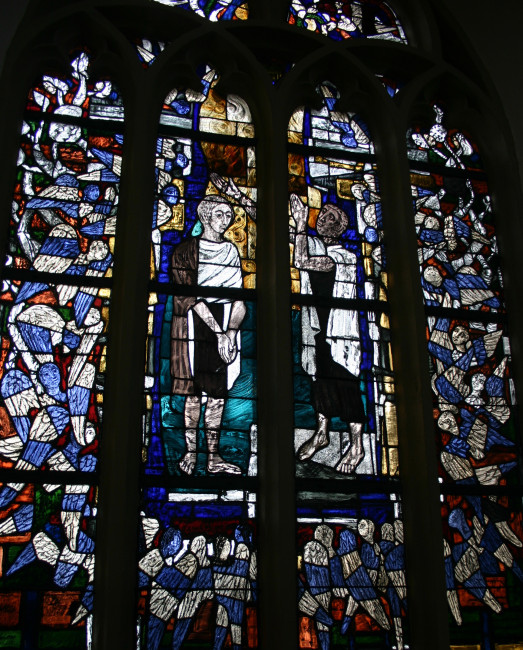Buntglasfenster der St. Michaeliskirche mit dem Motiv der Taufe Jesu