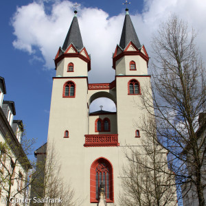 Frontansicht der Michaeliskirche aus Sicht des Kirchplatzes